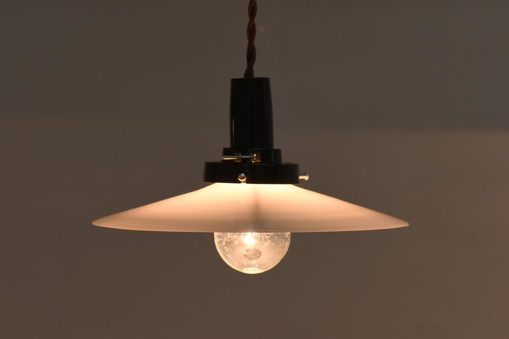 レトロ照明　戦前　昔懐かしい平笠シェードのペンダントライト(吊り下げ照明、天井照明、シェード)(R-038975)