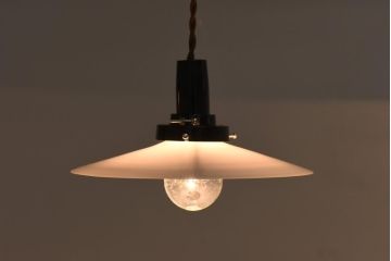 レトロ照明　戦前　昔懐かしい平笠シェードのペンダントライト(吊り下げ照明、天井照明、シェード)(R-038975)