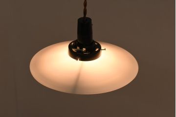 レトロ照明　戦前　昔懐かしい平笠シェードのペンダントライト(吊り下げ照明、天井照明、シェード)(R-038975)