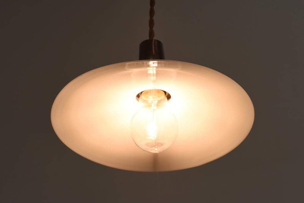 レトロ照明　戦前　昔懐かしい平笠シェードのペンダントライト(吊り下げ照明、天井照明、シェード)(R-038975)