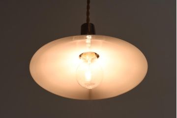 レトロ照明　戦前　昔懐かしい平笠シェードのペンダントライト(吊り下げ照明、天井照明、シェード)(R-038975)