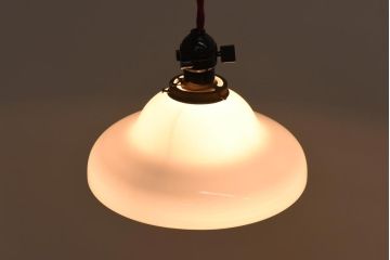 レトロ照明　昭和初期　戦前　緩やかな曲線のシェードが魅力的なペンダントライト(天井照明、吊り下げ照明、電笠)(R-038976)