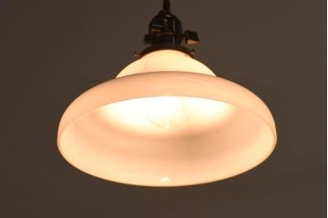 レトロ照明　昭和初期　戦前　緩やかな曲線のシェードが魅力的なペンダントライト(天井照明、吊り下げ照明、電笠)(R-038976)