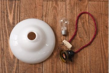 レトロ照明　昭和初期　戦前　緩やかな曲線のシェードが魅力的なペンダントライト(天井照明、吊り下げ照明、電笠)(R-038976)