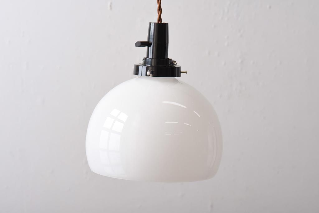 レトロ照明　昭和レトロ　丸い形とつるりとした質感が可愛らしいペンダントライト(天井照明、吊り下げ照明、電笠、シェード)(R-038977)