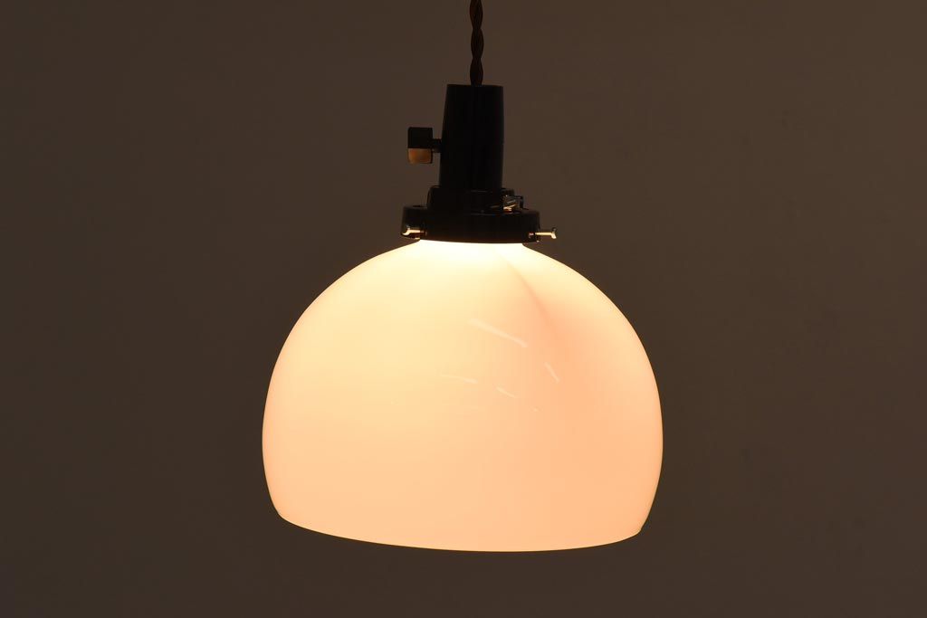 レトロ照明　昭和レトロ　丸い形とつるりとした質感が可愛らしいペンダントライト(天井照明、吊り下げ照明、電笠、シェード)(R-038977)