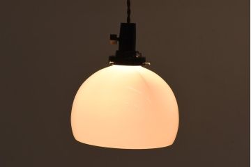 レトロ照明　昭和レトロ　丸い形とつるりとした質感が可愛らしいペンダントライト(天井照明、吊り下げ照明、電笠、シェード)(R-038977)