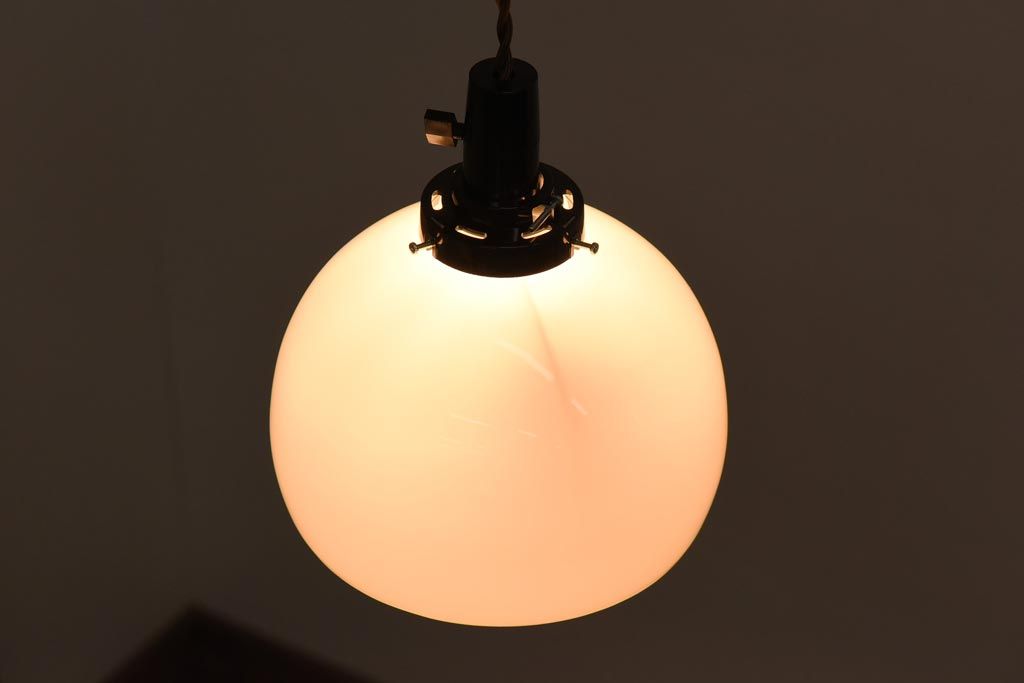 レトロ照明　昭和レトロ　丸い形とつるりとした質感が可愛らしいペンダントライト(天井照明、吊り下げ照明、電笠、シェード)(R-038977)