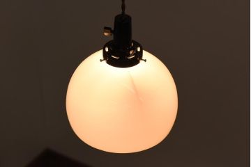 レトロ照明　昭和レトロ　丸い形とつるりとした質感が可愛らしいペンダントライト(天井照明、吊り下げ照明、電笠、シェード)(R-038977)
