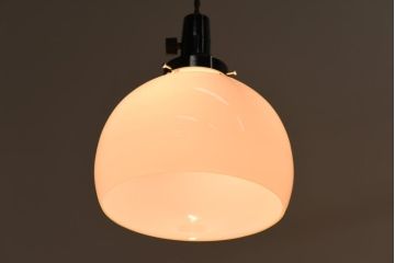 レトロ照明　昭和レトロ　丸い形とつるりとした質感が可愛らしいペンダントライト(天井照明、吊り下げ照明、電笠、シェード)(R-038977)