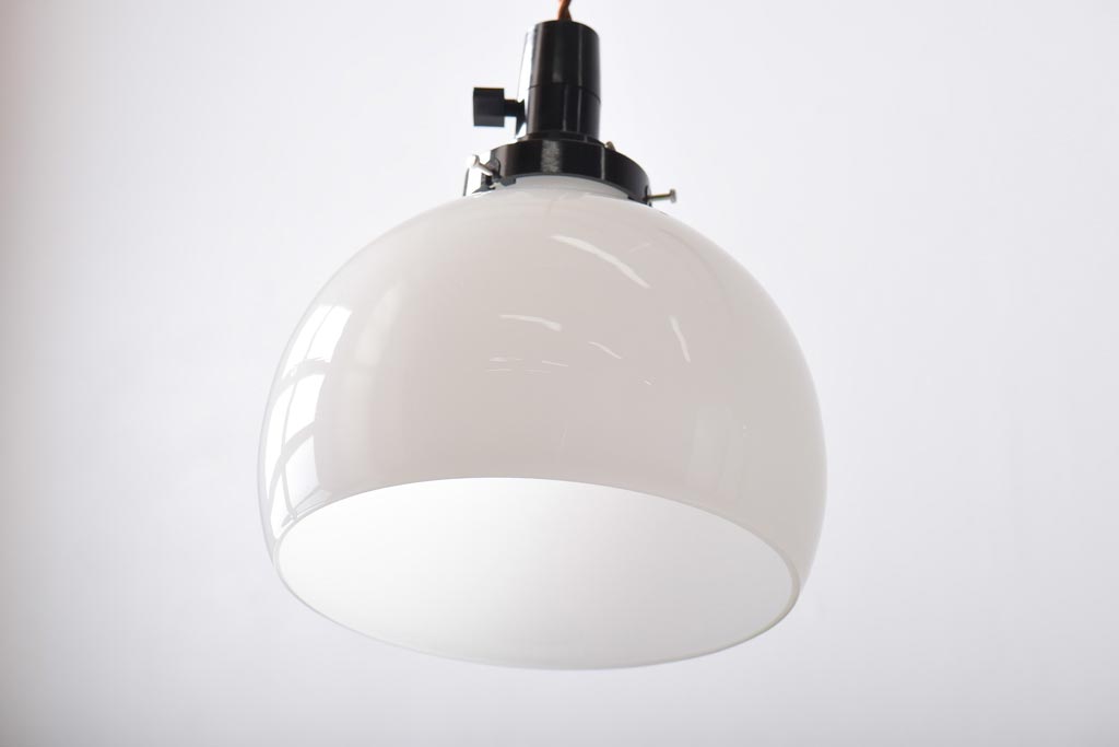 レトロ照明　昭和レトロ　丸い形とつるりとした質感が可愛らしいペンダントライト(天井照明、吊り下げ照明、電笠、シェード)(R-038977)