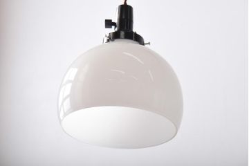 レトロ照明　昭和レトロ　丸い形とつるりとした質感が可愛らしいペンダントライト(天井照明、吊り下げ照明、電笠、シェード)(R-038977)