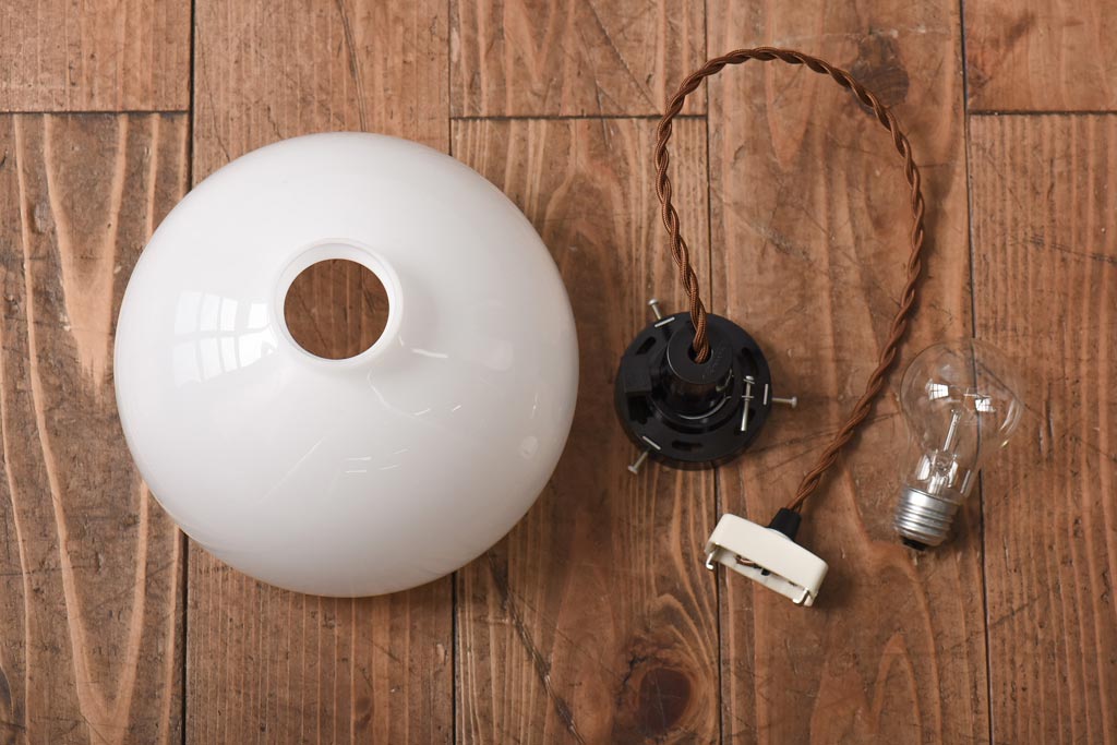 レトロ照明　昭和レトロ　丸い形とつるりとした質感が可愛らしいペンダントライト(天井照明、吊り下げ照明、電笠、シェード)(R-038977)