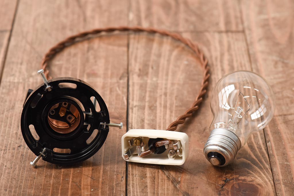 レトロ照明　昭和レトロ　丸い形とつるりとした質感が可愛らしいペンダントライト(天井照明、吊り下げ照明、電笠、シェード)(R-038977)