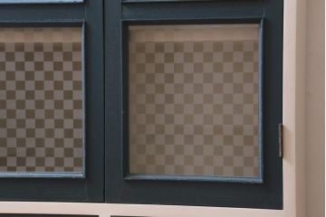 ラフジュ工房オリジナル　古建具リメイク　ペイント　市松模様ガラス入り　レトロシックな雰囲気が魅力の脚付きブックケース(本箱、収納棚、キャビネット)(R-038981)