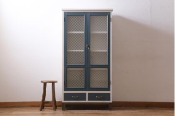 ラフジュ工房オリジナル　古建具リメイク　ペイント　市松模様ガラス入り　レトロシックな雰囲気が魅力の脚付きブックケース(本箱、収納棚、キャビネット)(R-038981)