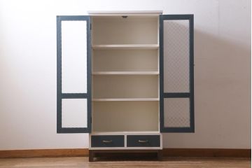 ラフジュ工房オリジナル　古建具リメイク　ペイント　市松模様ガラス入り　レトロシックな雰囲気が魅力の脚付きブックケース(本箱、収納棚、キャビネット)(R-038981)