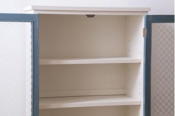ラフジュ工房オリジナル　古建具リメイク　ペイント　市松模様ガラス入り　レトロシックな雰囲気が魅力の脚付きブックケース(本箱、収納棚、キャビネット)(R-038981)