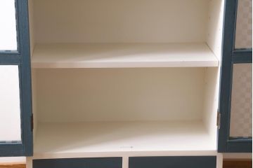 ラフジュ工房オリジナル　古建具リメイク　ペイント　市松模様ガラス入り　レトロシックな雰囲気が魅力の脚付きブックケース(本箱、収納棚、キャビネット)(R-038981)