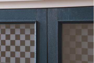 ラフジュ工房オリジナル　古建具リメイク　ペイント　市松模様ガラス入り　レトロシックな雰囲気が魅力の脚付きブックケース(本箱、収納棚、キャビネット)(R-038981)