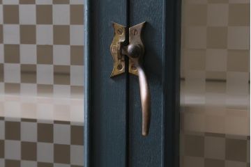 ラフジュ工房オリジナル　古建具リメイク　ペイント　市松模様ガラス入り　レトロシックな雰囲気が魅力の脚付きブックケース(本箱、収納棚、キャビネット)(R-038981)