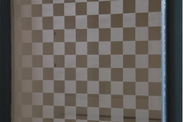 ラフジュ工房オリジナル　古建具リメイク　ペイント　市松模様ガラス入り　レトロシックな雰囲気が魅力の脚付きブックケース(本箱、収納棚、キャビネット)(R-038981)