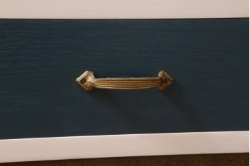 ラフジュ工房オリジナル　古建具リメイク　ペイント　市松模様ガラス入り　レトロシックな雰囲気が魅力の脚付きブックケース(本箱、収納棚、キャビネット)(R-038981)