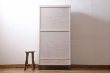 ラフジュ工房オリジナル　古建具リメイク　ペイント　市松模様ガラス入り　レトロシックな雰囲気が魅力の脚付きブックケース(本箱、収納棚、キャビネット)(R-038981)