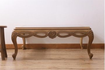 中古　輸入家具　ガラス天板　優美で上品な雰囲気が魅力的なセンターテーブル(コーヒーテーブル、カクテルテーブル、リビングテーブル)(R-038991)