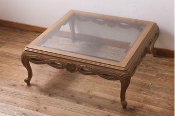 中古　輸入家具　ガラス天板　優美で上品な雰囲気が魅力的なセンターテーブル(コーヒーテーブル、カクテルテーブル、リビングテーブル)(R-038991)