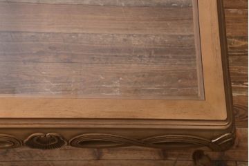 中古　輸入家具　ガラス天板　優美で上品な雰囲気が魅力的なセンターテーブル(コーヒーテーブル、カクテルテーブル、リビングテーブル)(R-038991)