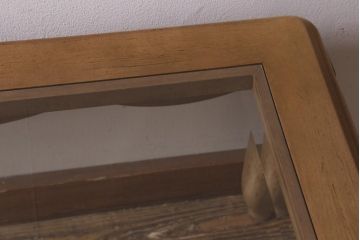 中古　輸入家具　ガラス天板　優美で上品な雰囲気が魅力的なセンターテーブル(コーヒーテーブル、カクテルテーブル、リビングテーブル)(R-038991)