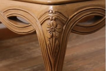 中古　輸入家具　ガラス天板　優美で上品な雰囲気が魅力的なセンターテーブル(コーヒーテーブル、カクテルテーブル、リビングテーブル)(R-038991)