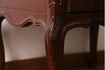 中古　アメリカ製　センチュリー社(CENTURY)　クラシカルなデザインのサイドテーブル(ナイトテーブル、サイドチェスト)(定価約40万円)(R-038993)