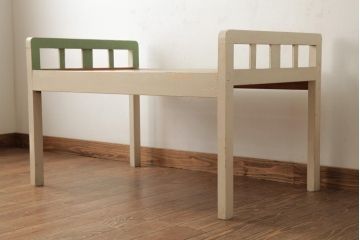 和製アンティーク　昭和初期　当時のオリジナルペイントが味わい深いレトロなベビーベッド(木製ベッド、飾り棚)(R-038994)