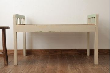 和製アンティーク　昭和初期　当時のオリジナルペイントが味わい深いレトロなベビーベッド(木製ベッド、飾り棚)(R-038994)