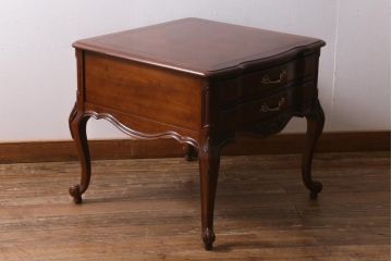 中古　アメリカ製　センチュリー社(CENTURY)　クラシカルなデザインのサイドテーブル(ナイトテーブル、サイドチェスト)(定価約40万円)(R-039001)