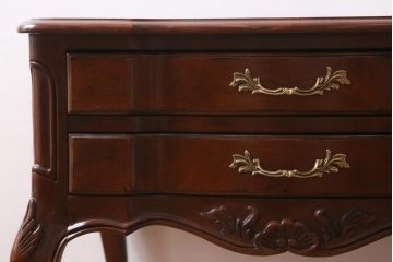 中古　アメリカ製　センチュリー社(CENTURY)　クラシカルなデザインのサイドテーブル(ナイトテーブル、サイドチェスト)(定価約40万円)(R-039001)