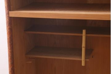 中古　民芸家具　網代引戸　杉材・桜皮　優雅な和の時間を演出する置水屋(茶水屋、茶道具、戸棚)(R-039004)