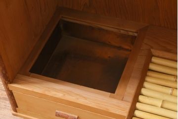 中古　民芸家具　網代引戸　杉材・桜皮　優雅な和の時間を演出する置水屋(茶水屋、茶道具、戸棚)(R-039004)