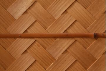 中古　民芸家具　網代引戸　杉材・桜皮　優雅な和の時間を演出する置水屋(茶水屋、茶道具、戸棚)(R-039004)