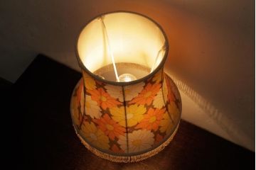 レトロ照明　松下電工(ナショナル)　花柄シェードが可愛らしいイエローのテーブルランプ(卓上ランプ、スタンドライト)(R-039008)