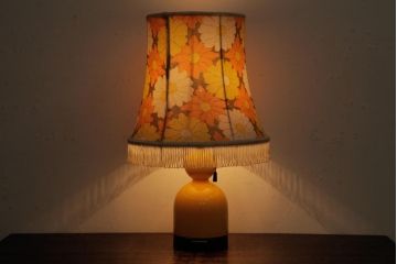 レトロ照明　松下電工(ナショナル)　花柄シェードが可愛らしいイエローのテーブルランプ(卓上ランプ、スタンドライト)(R-039008)