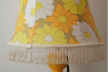 レトロ照明　松下電工(ナショナル)　花柄シェードが可愛らしいイエローのテーブルランプ(卓上ランプ、スタンドライト)(R-039008)