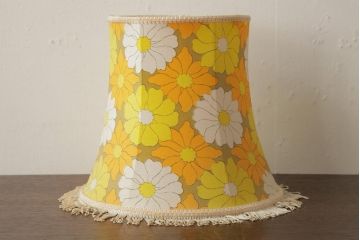 レトロ照明　松下電工(ナショナル)　花柄シェードが可愛らしいイエローのテーブルランプ(卓上ランプ、スタンドライト)(R-039008)