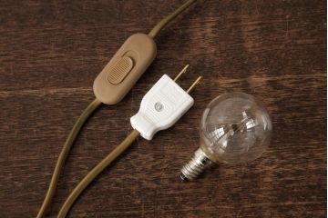 ヴィンテージ照明　フランスビンテージ　エレガントな佇まいが素敵なテーブルランプ(卓上ランプ、スタンドライト)(R-039009)