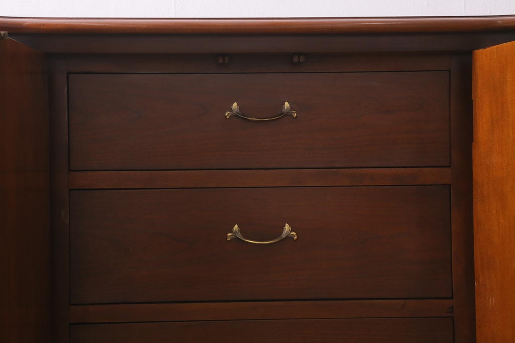 中古　アメリカ製　センチュリー(CENTURY)　クラシカルなデザインが高級感漂うチェスト(ドレッサー、引き出し)(定価約140万円)(R-039012)
