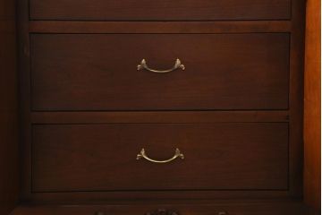 中古　アメリカ製　センチュリー(CENTURY)　クラシカルなデザインが高級感漂うチェスト(ドレッサー、引き出し)(定価約140万円)(R-039012)