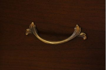 中古　アメリカ製　センチュリー(CENTURY)　クラシカルなデザインが高級感漂うチェスト(ドレッサー、引き出し)(定価約140万円)(R-039012)