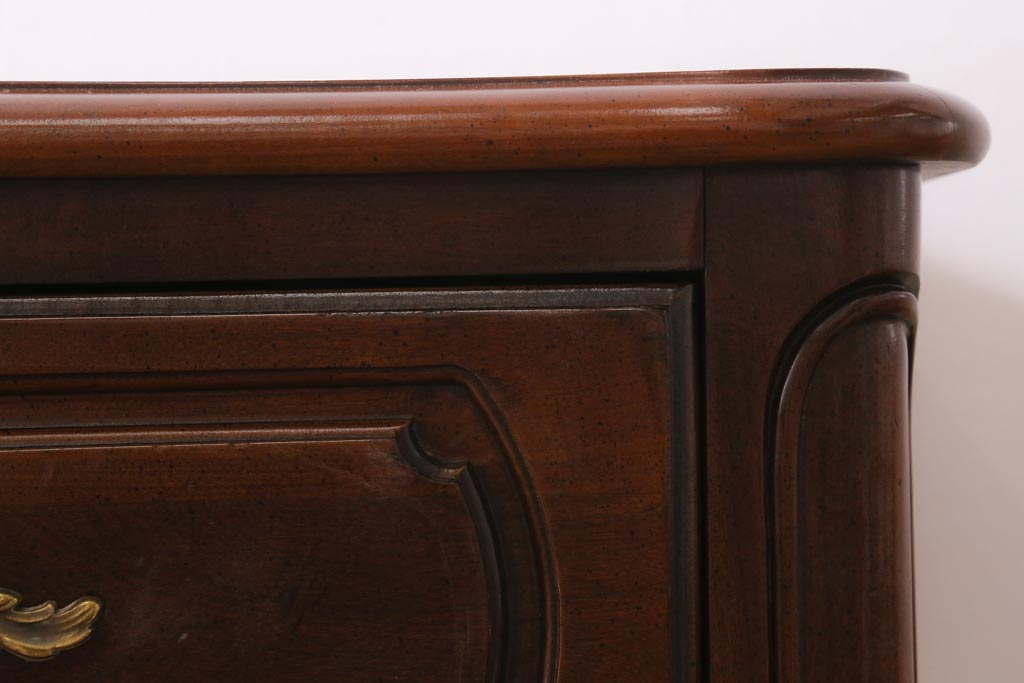 中古　アメリカ製　センチュリー(CENTURY)　クラシカルなデザインが高級感漂うチェスト(ドレッサー、引き出し)(定価約140万円)(R-039012)